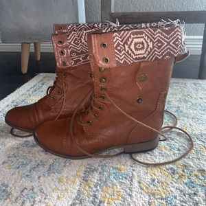 Cute foldable boots.